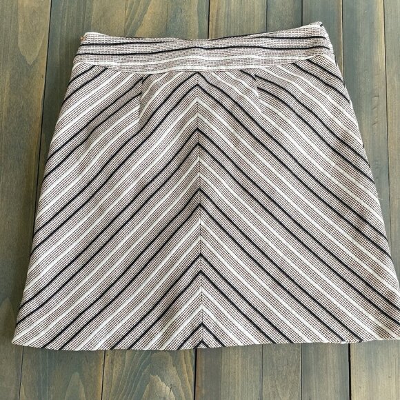 Ann Taylor LOFT Chevron Textured Mini Skirt Pink Black White - Size 10 (R8) - Picture 2 of 9